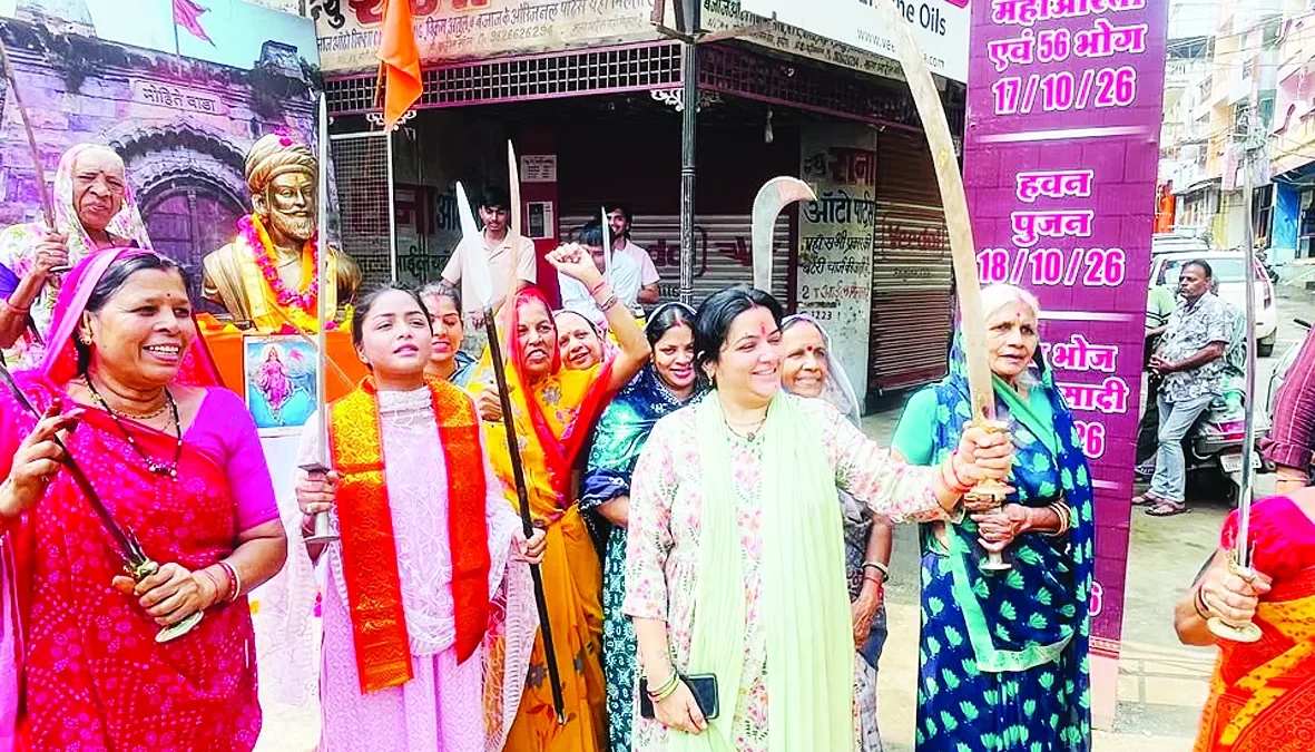 पार्षद ने उठाया शस्त्र, किया पूजन