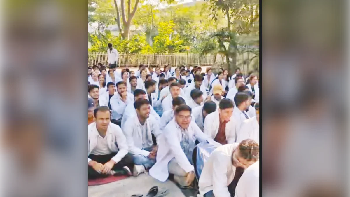 अष्टांग कॉलेज में छात्रों ने प्रदर्शन के बाद जड़ा ताला