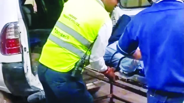 कंटेनर की टक्कर से घायल सिक्योरिटी गार्ड को पुलिसकर्मियों ने पहुंचाया अस्पताल