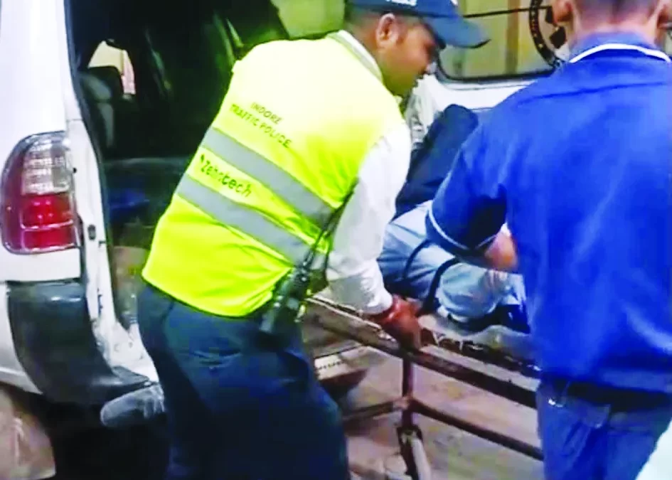 कंटेनर की टक्कर से घायल सिक्योरिटी गार्ड को पुलिसकर्मियों ने पहुंचाया अस्पताल