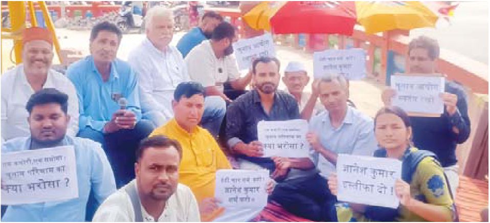 आप नेताओं के धरने में पहुंचे 500 लोग