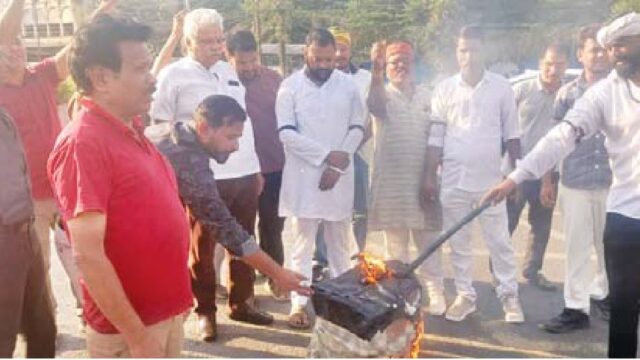 आप पदाधिकारियों ने जलाया मुख्य चुनाव आयुक्त का पुतला