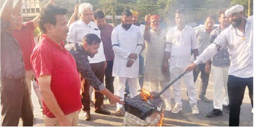 आप पदाधिकारियों ने जलाया मुख्य चुनाव आयुक्त का पुतला