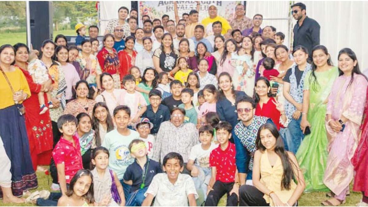 अग्रबंधु ने विलेज कार्निवाल में ऊंट और बैलगाडी का लुत्फ लिया, पारम्परिक खेल भी खेले गए