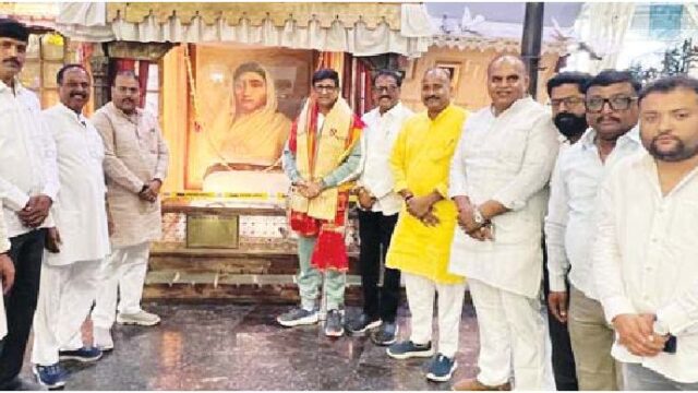 अमेरिका से लौटते ही बिजासन टेकरी पर पहुंचे महापौर