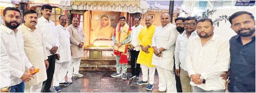 अमेरिका से लौटते ही बिजासन टेकरी पर पहुंचे महापौर