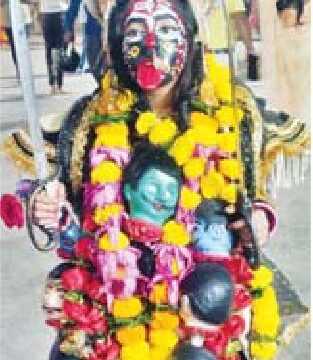 बालिका लावण्या माँ कालिका के रूप में दे रही है दर्शन
