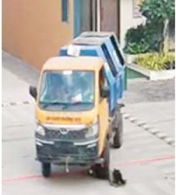 बालिका के पैर पर चढ़ा कचरा गाड़ी का पहिया बगैर क्लीनर के किया जा रहा था कचरा एकत्र जिससे घटी घटना