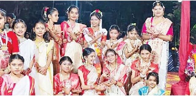 बालिकाओं ने दी गरबे की प्रस्तुति
