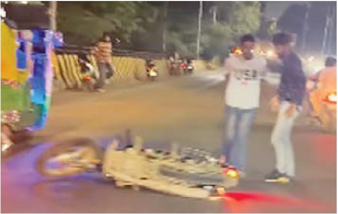 बंगाली ब्रिज पर टकराई दो बाइक, चालक घायल