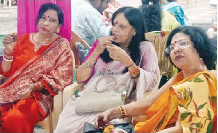 बंगाली क्लब के आनन्द मेला में लिया शौकीनों ने स्वाद