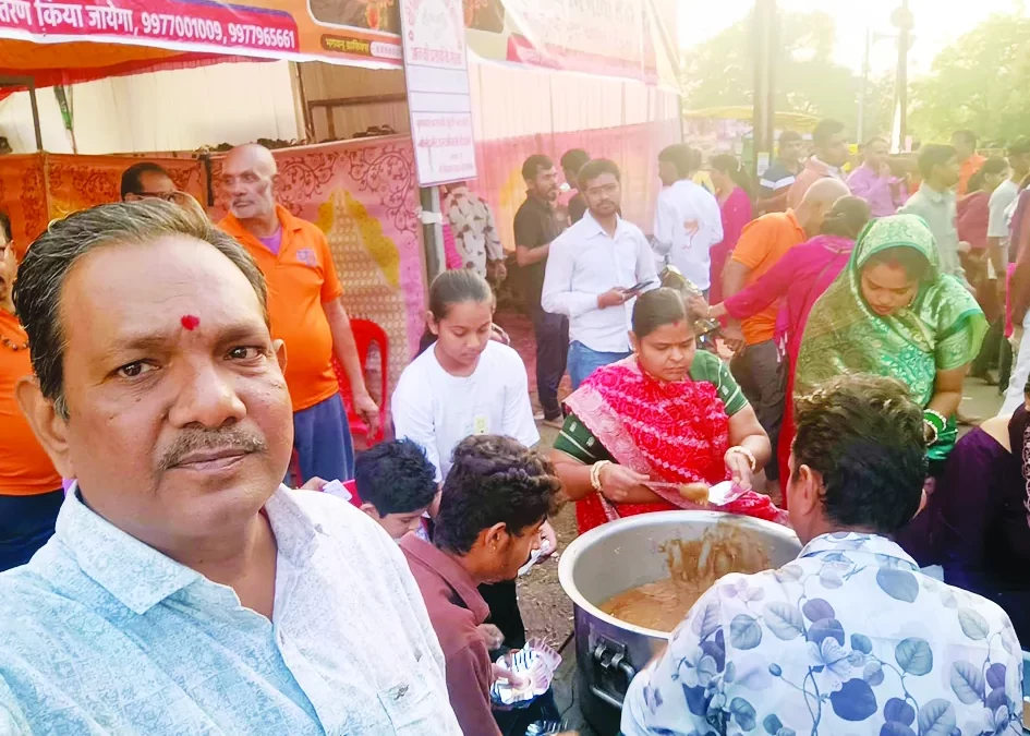 बिजासन मंडल ने किया हलवा प्रसाद का वितरण