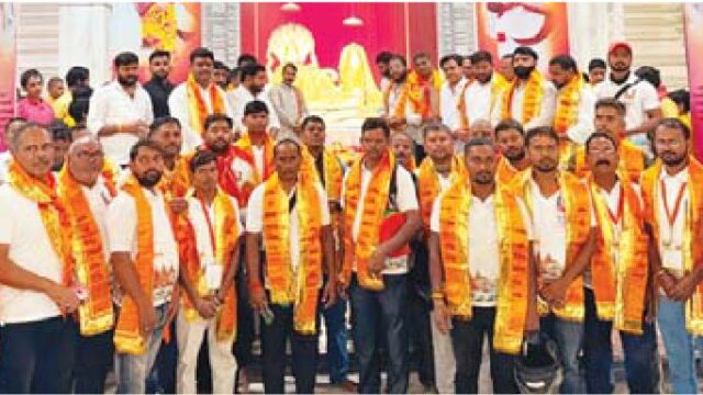 भाजपाइयों ने लगाए बाइक यात्रियों को तिलक