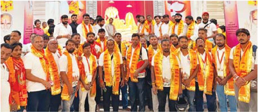 भाजपाइयों ने लगाए बाइक यात्रियों को तिलक