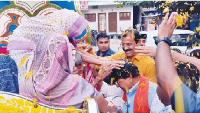 भाजपाइयों ने लिया बुजुर्गो से आशीर्वाद