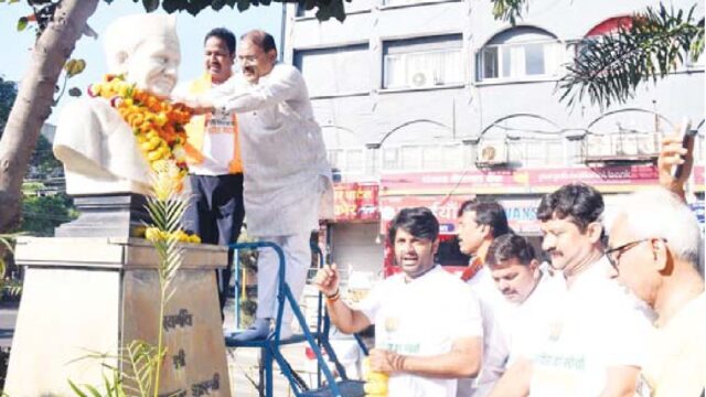 भाजपाइयों ने भी किया राष्ट्रपिता और पूर्व प्रधानमंत्री को याद