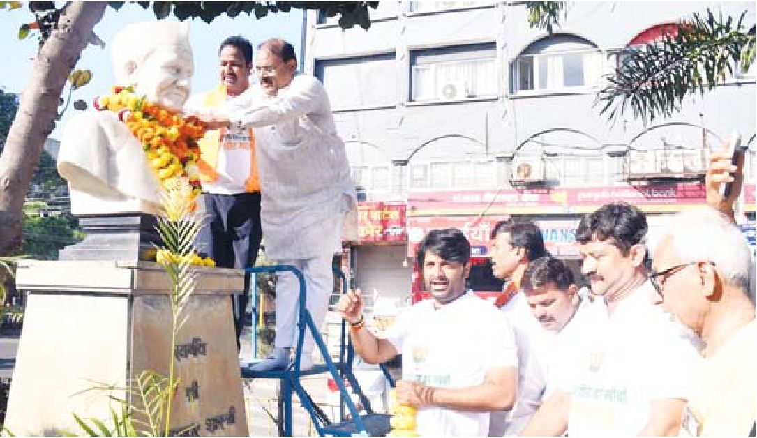 भाजपाइयों ने भी किया राष्ट्रपिता और पूर्व प्रधानमंत्री को याद