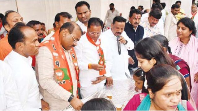 भाजपाइयों ने योजनाओं पर रखा चाय का नाम