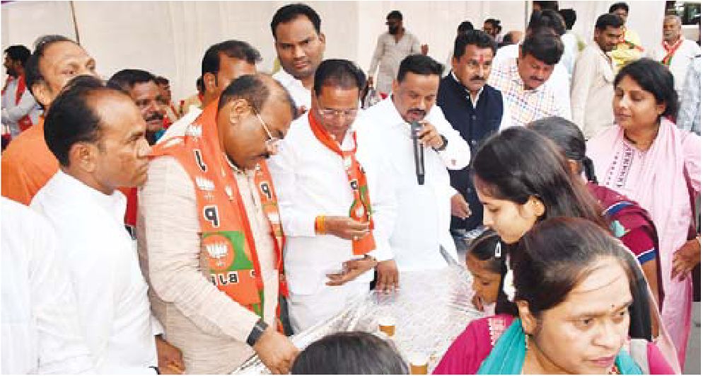 भाजपाइयों ने योजनाओं पर रखा चाय का नाम