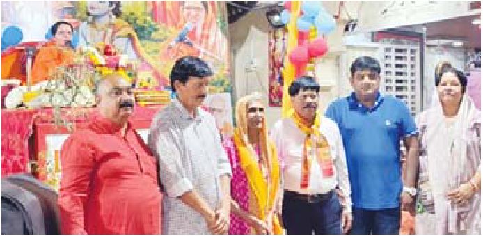भाजपा नेता द्वारा कराई जा रही भागवत में व्यासपीठ का पूजन