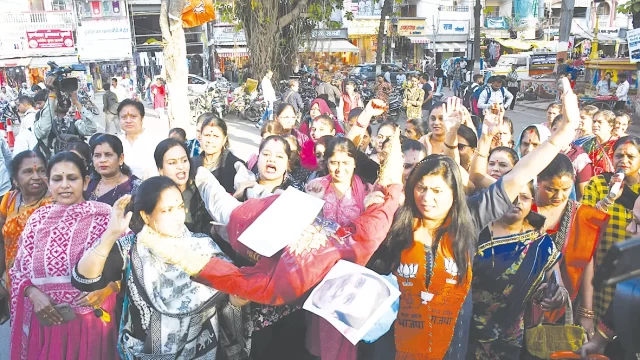 भाजपा की महिलाओं ने फूंका राहुल गांधी का पुतला