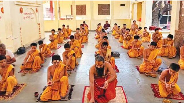 ब्राह्मण बटुकों ने मंत्रोच्चार के साथ की तर्पण विधि