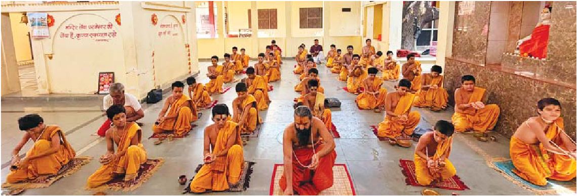 ब्राह्मण बटुकों ने मंत्रोच्चार के साथ की तर्पण विधि