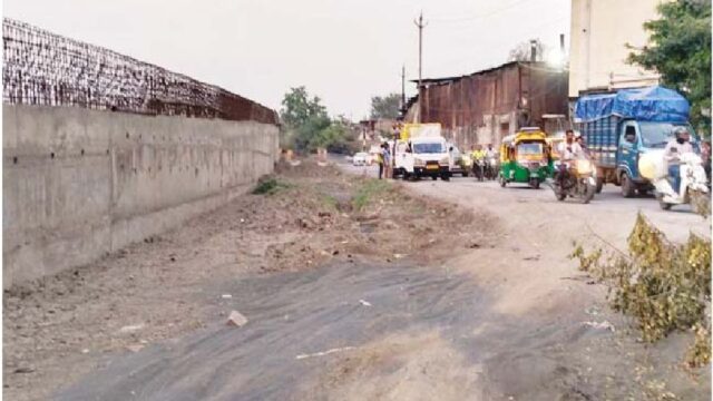 ब्रिज निर्माण में अधूरी सर्विस रोड की अनदेखी पड़ रही भारी
