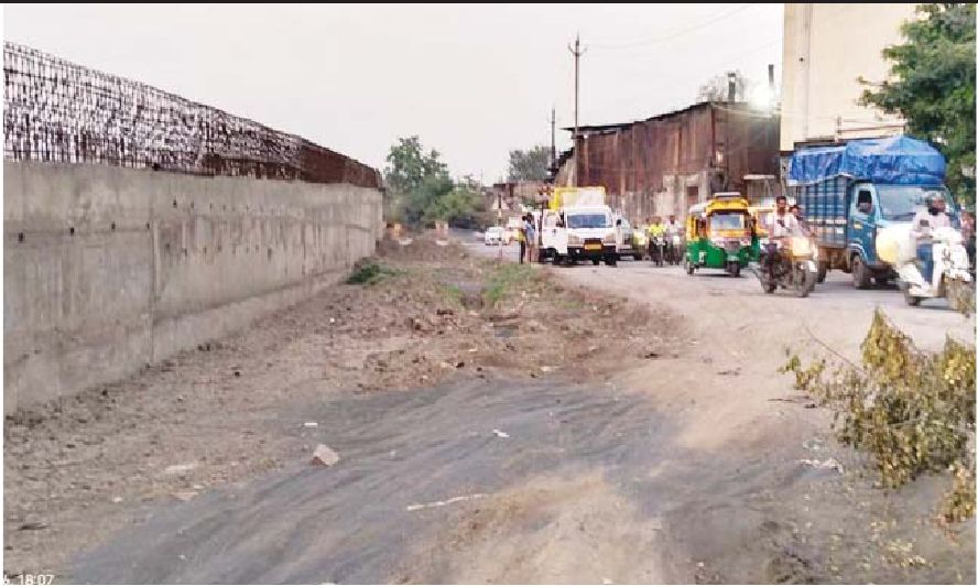 ब्रिज निर्माण में अधूरी सर्विस रोड की अनदेखी पड़ रही भारी