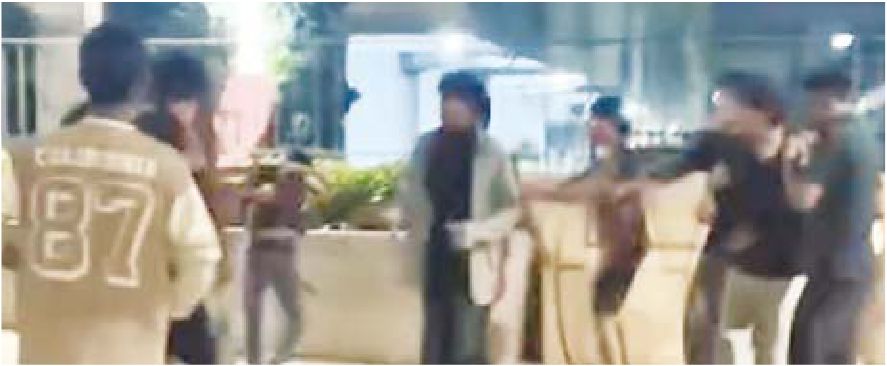 कैफे में दो गुट भिड़े,पार्किंग में जमकर मारपीट