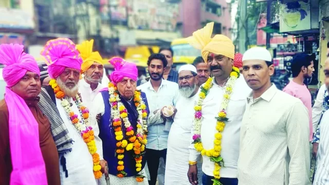 मजार पर चादर पेश की गई