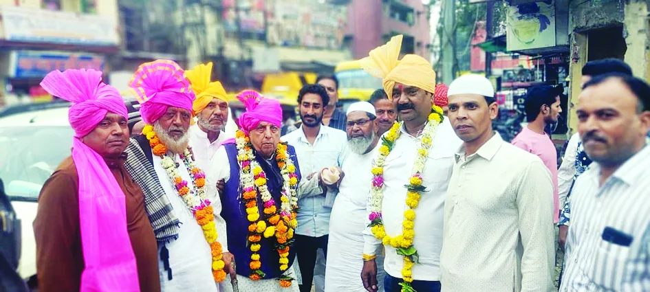 मजार पर चादर पेश की गई