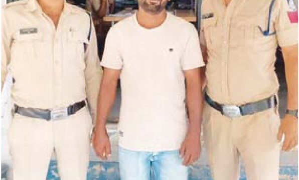 चैकिंग पॉइंट पर बैरिकेट तोड़ पुलिसकर्मी पर चढ़ाया पहिया