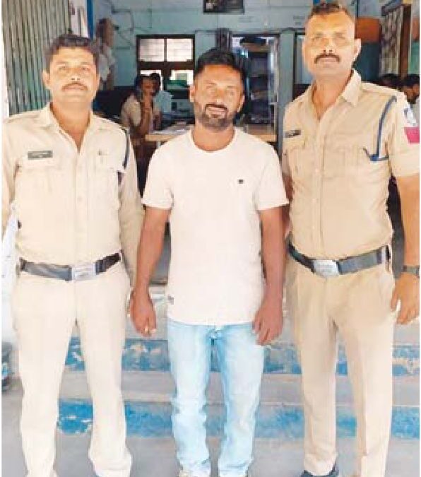 चैकिंग पॉइंट पर बैरिकेट तोड़ पुलिसकर्मी पर चढ़ाया पहिया