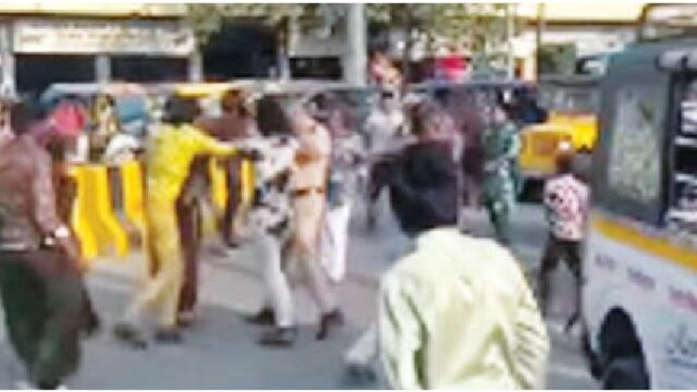 चौराहा पर भिड़े दो पक्ष… महिलाओं के बीच भी हाथापाई