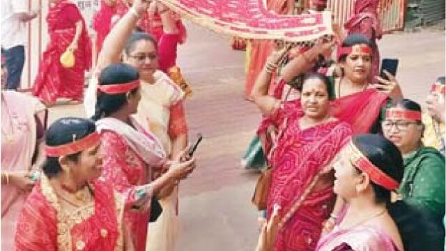 चुनरी लेकर पहुंचे रणजीत बाबा परिसर की माता को अर्पण करने