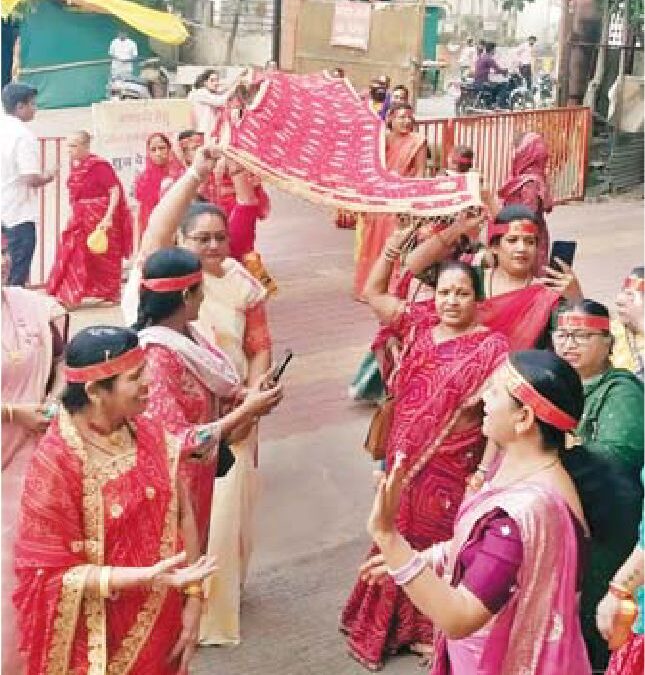 चुनरी लेकर पहुंचे रणजीत बाबा परिसर की माता को अर्पण करने