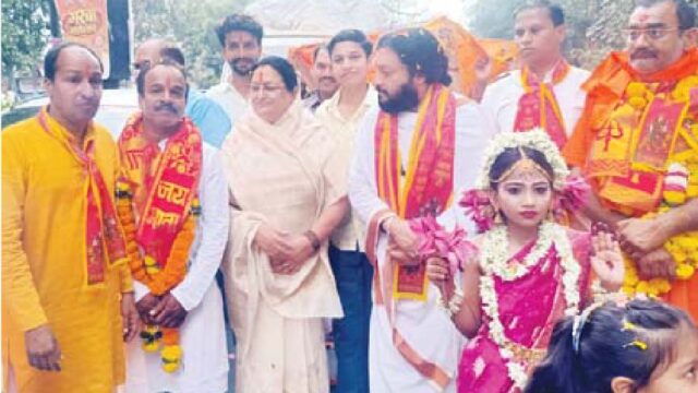 चुनरी यात्रा के दौरान मौजूद रहे भाजपाई
