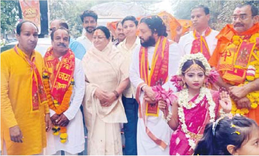 चुनरी यात्रा के दौरान मौजूद रहे भाजपाई