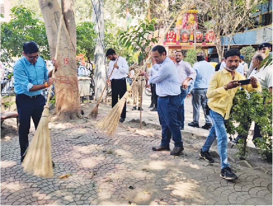 आयुक्त एवं अपर आयुक्त ने चलाया स्वच्छता अभियान