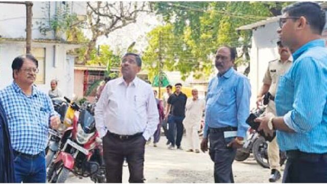 आयुक्त ने नवीन भवन का निरीक्षण किया