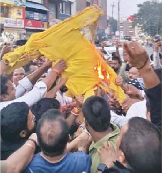 कांग्रेस ने पहला पुतला आसानी से जलाया, दूसरा रहा अधजला