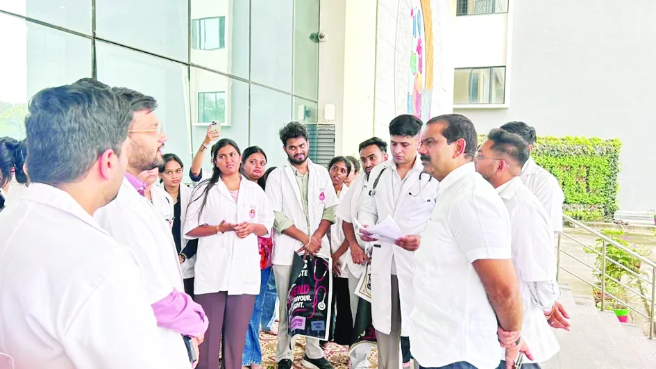 कांग्रेस अध्यक्ष ने विद्यार्थियों के बीच पहुंचकर उठाया स्टाइपेंड का मुद्दा