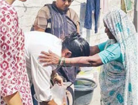 पार्षद के दावेदार ने राशन वितरण कराया