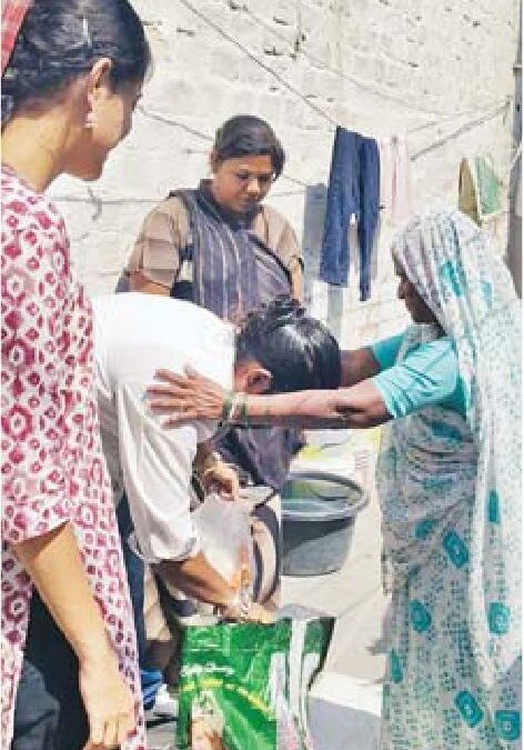 पार्षद के दावेदार ने राशन वितरण कराया