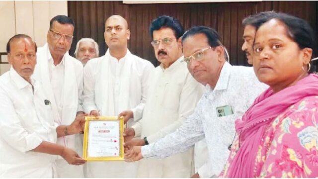 डागा के नेत्रदान पर सांसद की मौजूदगी में प्रमाण-पत्र
