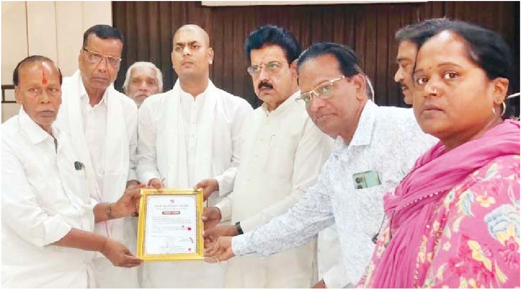 डागा के नेत्रदान पर सांसद की मौजूदगी में प्रमाण-पत्र