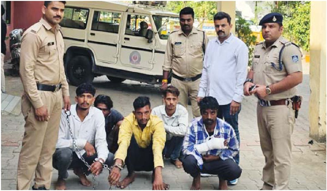 डकैती की योजना बनाने वालों से मिर्च पावडर सहित हथियार जब्त