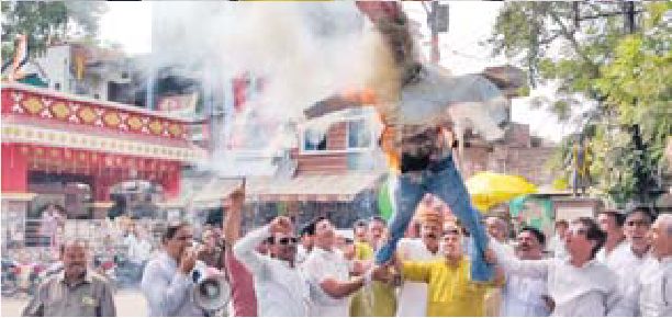 देपालपुर में भी जला पुतला