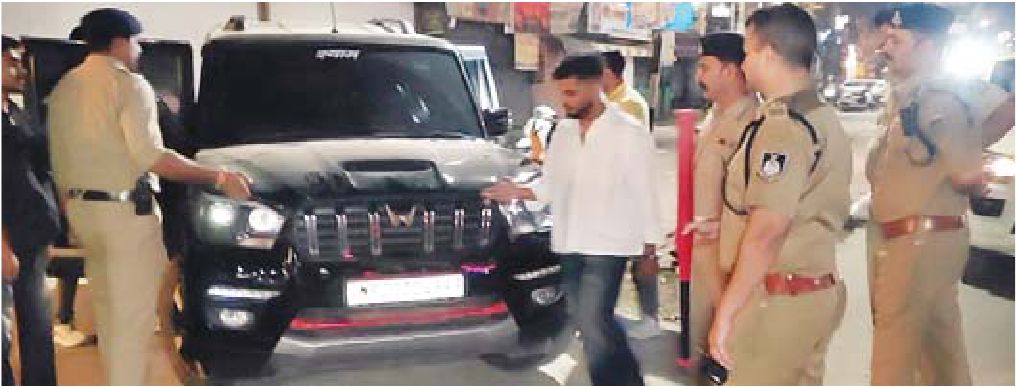देर रात पुलिस की सघन चेकिंग में धराए संदिग्ध, चाकू और हथियार जब्त